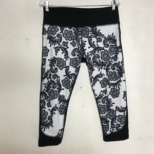Lululemon Black & Cream Lace Print Crop Leggings Size 10